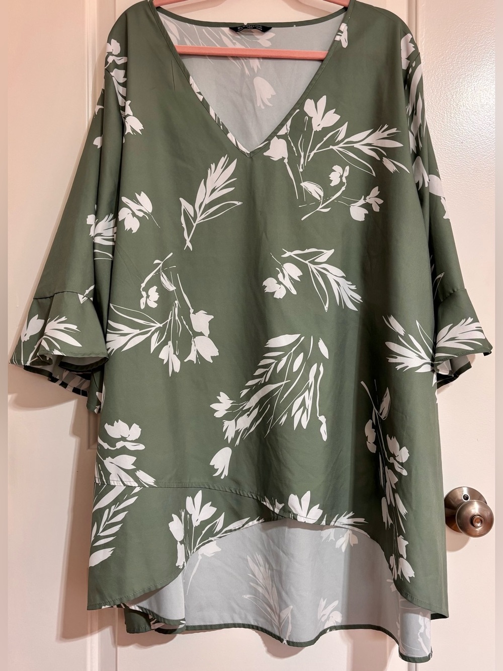 💚 BloomChic Sage Green and White Floral Top